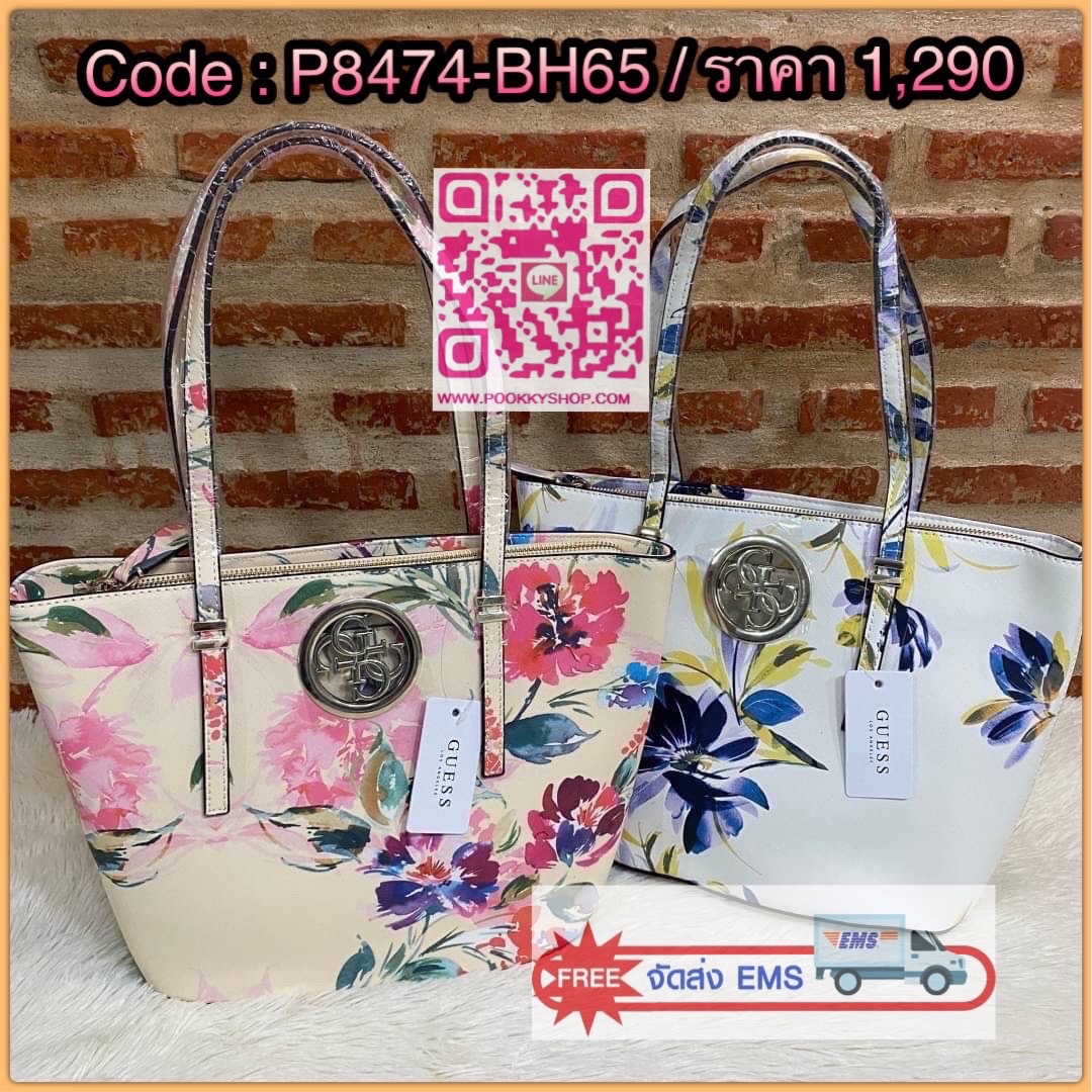 GUESS OPEN ROAD FLORAL TOTE BAG กระเป๋าถือขนาดกลางทรงสวย ฐานตั้งอยู่ทรง สะพายไหล่ได้ วัสดุหนังซาฟิโน่แต่งลายดอกไม้สดใส ด้านหน้าติดโลโก้ลายฉลุสีทองทรงกลมเพิ่มความหรูหรา เปิดปิดด้วยซิปเป็นหลัก ด้านในมีช่องซิป ใส่กระเป๋าสตางค์ มือถือ นิตยสาร ของใช้จุกจิกได้เ