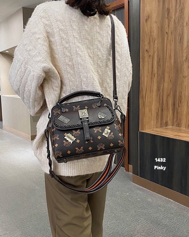 พร้อมส่ง กระเป๋าสะพาย 1422 งานนำเข้าสุดชิค หนัง pu เกรดดีเยี่ยม. มีสายให้ 2 สาย. ขนาดกำลังดี จุของได้เยอะ ด้านหน้าแต่งเก๋งานสวยอยู่ทรง มาน้อยรีบจับจอง