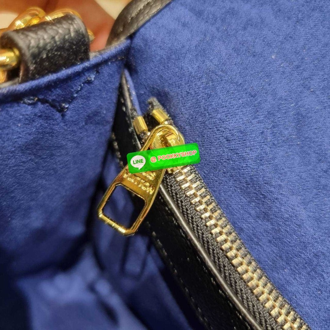 LV diane monogram empreinte bag 🔆 Details กระเป๋ามัลติฟังก์ชั่นสุดคุ้มจากเคาน์เตอร์ dutyfree ที่ดีไซน์ออกมาได้น่ารักน่าใช้มากๆ มีสายมาให้ถึง 2 แบบ สายหนังคล้องไหล่ได้ ปรับสะพายข้างได้ และสายสปอร์ตครอสบอดี้ได้ สวยลูกคุณหนูมากๆ ปรับเปลี่ยนใช้ตามลุคแ