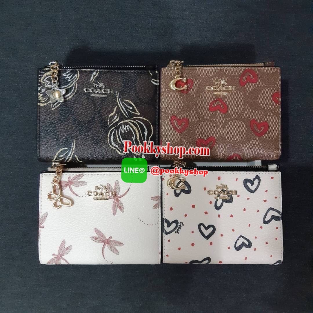 COACH 91058 SNAP CARD CASE WITH CRAYON HEARTS PRINT กระเป๋าสตางค์เก็บบัตร ลายปริ้นท์หัวใจเพ้นท์ ♥️ น่ารักน่าใช้ วัสดุหนังแคนวาสเคลือบ เปิด-ปิดด้วยกระดุม ภายในมีช่องใส่บัตร และใส่ธนบัตรได้ พร้อมช่องซิปแยกใส่เหรียญได้อีก พกพาง่าย สะดวก ไม่กินพื้นที่ก