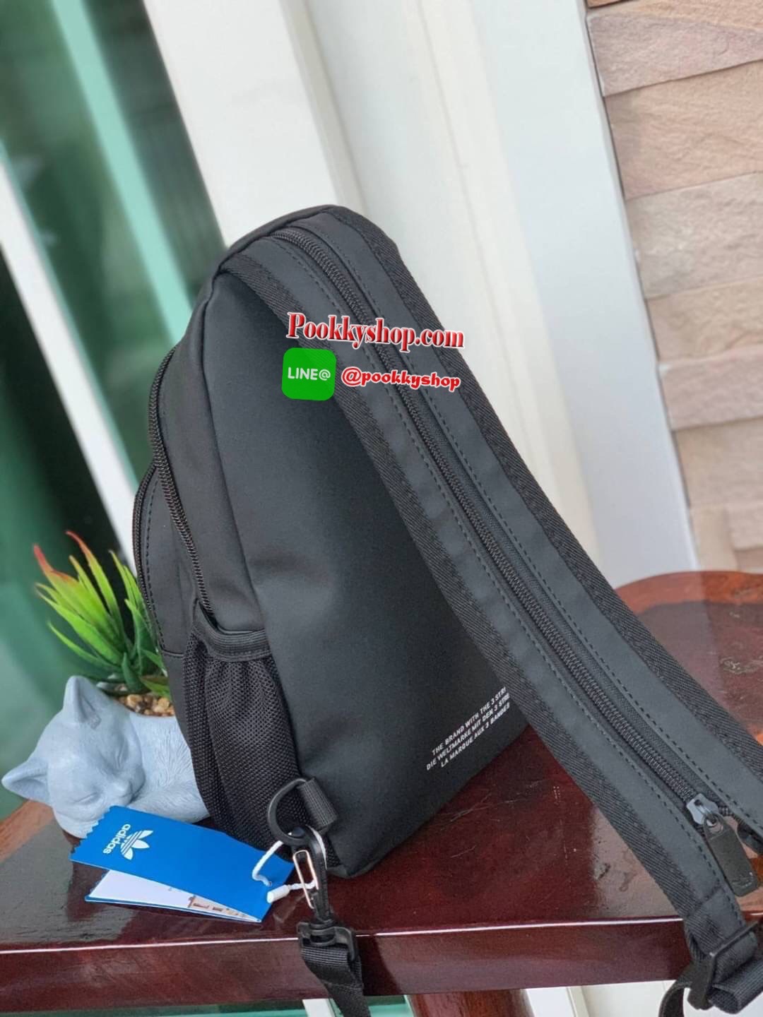 Adidas 3D Expect Originals Bag กระเป๋าสะพายคาดอก ขนาดกลาง ด้านหน้าแต่งดีเทลแบบ3D ในมีช่องแยกใส่มินิไอแพค หรือกระเป๋าสตางค์ทรงยาว มีสายสะพายที่ทันสมัยเป็นสายซิป เพราะนอกจากจะเป็นเป้สะพายแล้ว ยังสามารถนำมาสะพายไหล่ได้ มาในแบบลุคช์สไตล์ลำลองเพื่อให้คุณใช้งาน