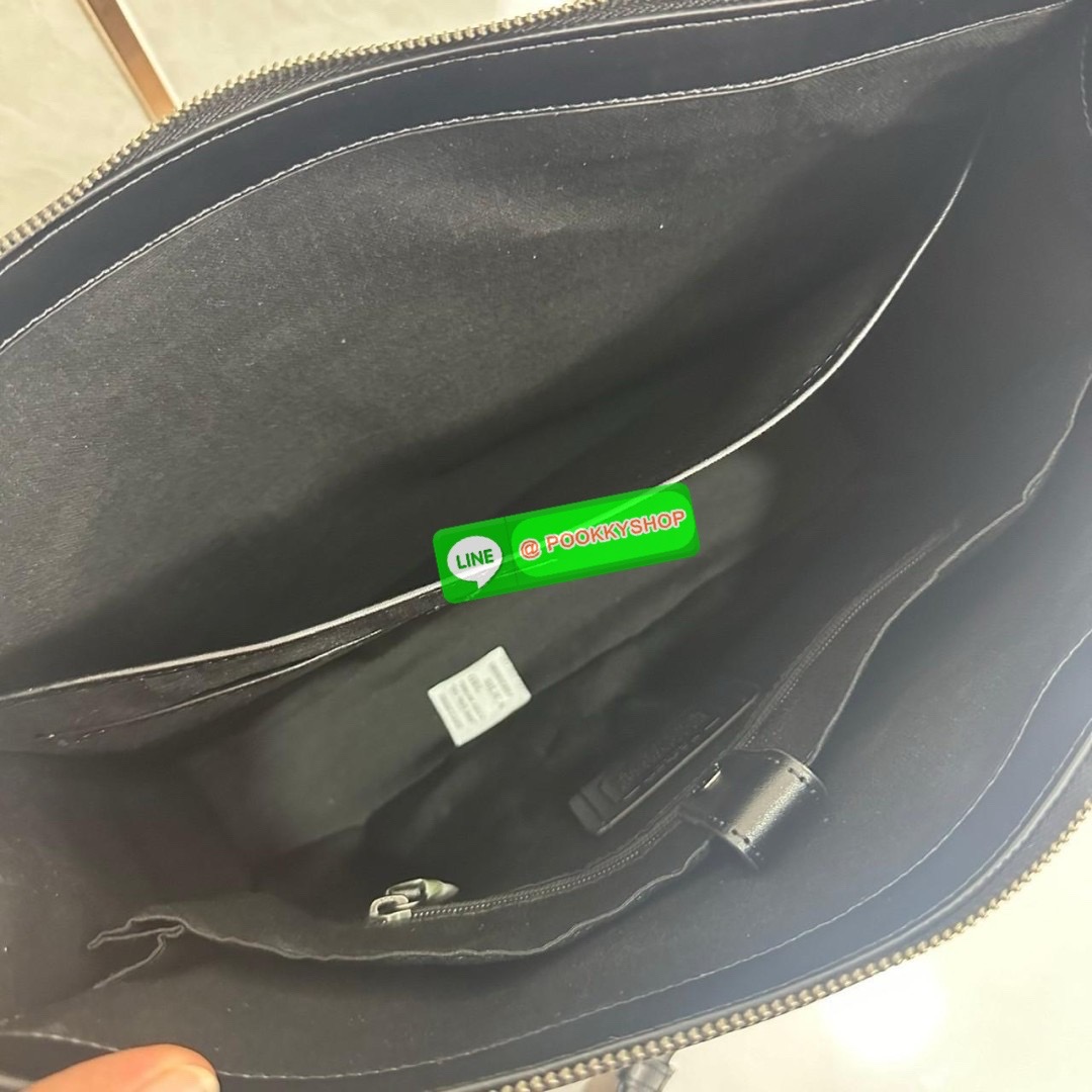 COACH GRAHAM ZIP BRIEF (CE439) 🔖กระเป๋าใส่โน๊ตบุ๊คใส่เอกสารใบใหญ่ 🔖วัสดุ:หนังแท้ทั้งใบ 🔖เปิดปิดด้วยซิป ภายในกว้าง มีช่องย่อยใส่ของจุกจิก ช่องใส่บัตร ใส่เอกสารและของสำคัญได้เยอะ 🔖สายสะพายสามารถถอดออกและปรับระดับได้คะ