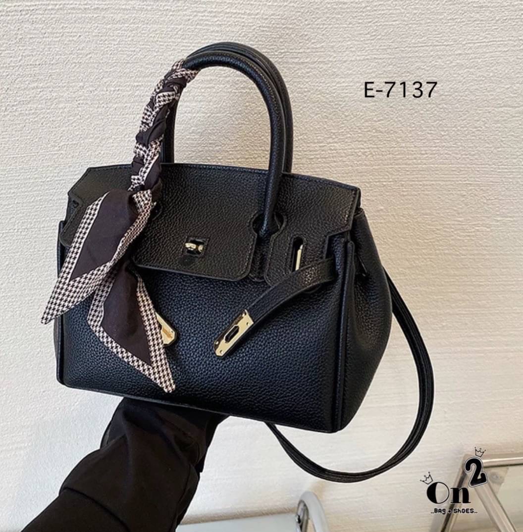 New arrivals🥳🥳 กระเป๋าแฟชั่นมาใหม่ ทรง Birkin งานสไตล์แบรนด์ เปิดหน้าอะไหล่ทอง ทรงสวยน่าใช่มากค่ะ มาพร้อมสายสะพายยาวแบบครอสบอดี้