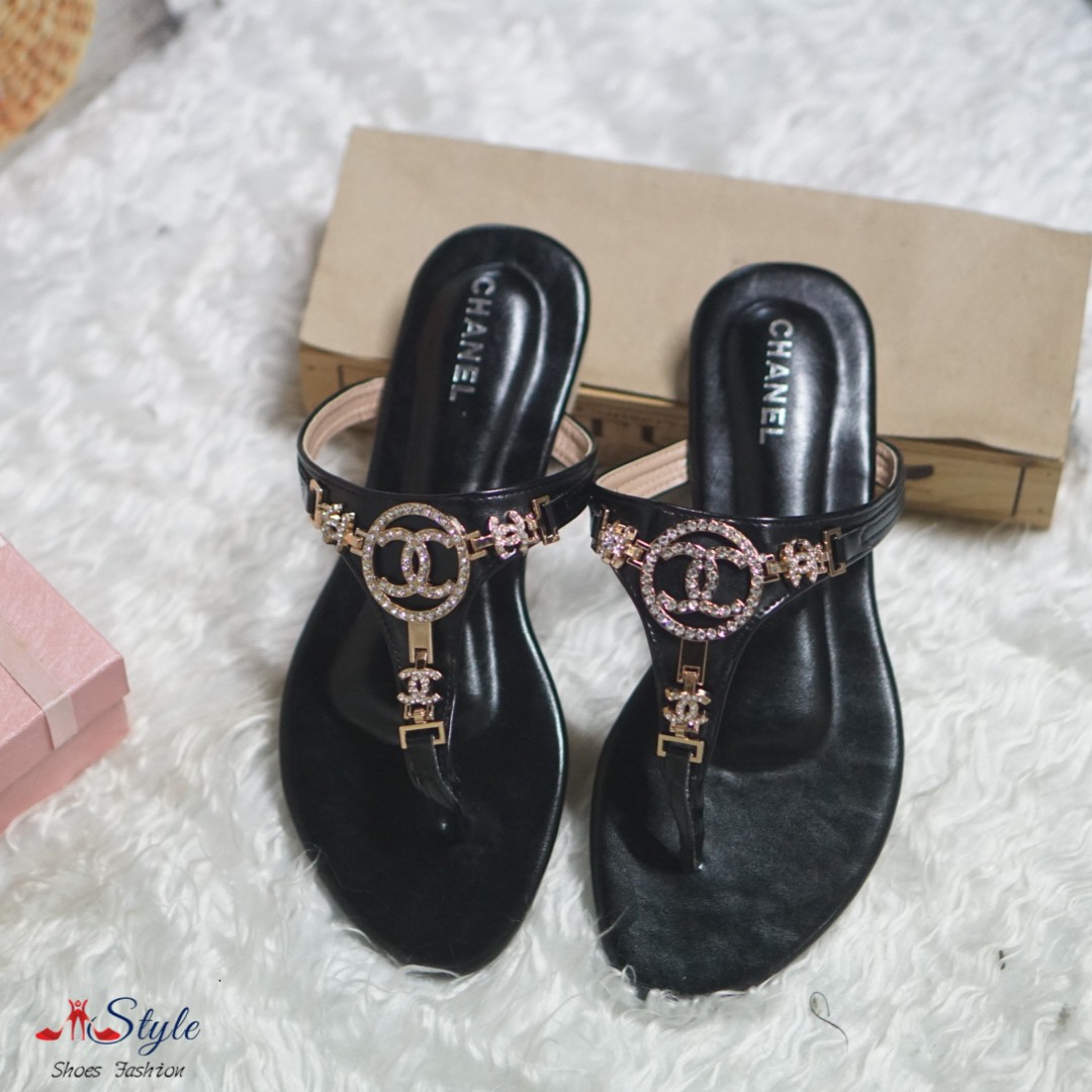 พร้อมส่ง รองเท้าแตะลำลอง แบบหูหนีบ วัสดุทำจากหนังนิ่ม งานเย็บดี นิ่ม เบา ใส่สบายมาก พื้นอย่างดี ใส่แล้วสวยฝุดๆ ใส่ได้ทุกโอกาส สาวควรมีไว้ติดบ้านสักคู่น๊าาา...