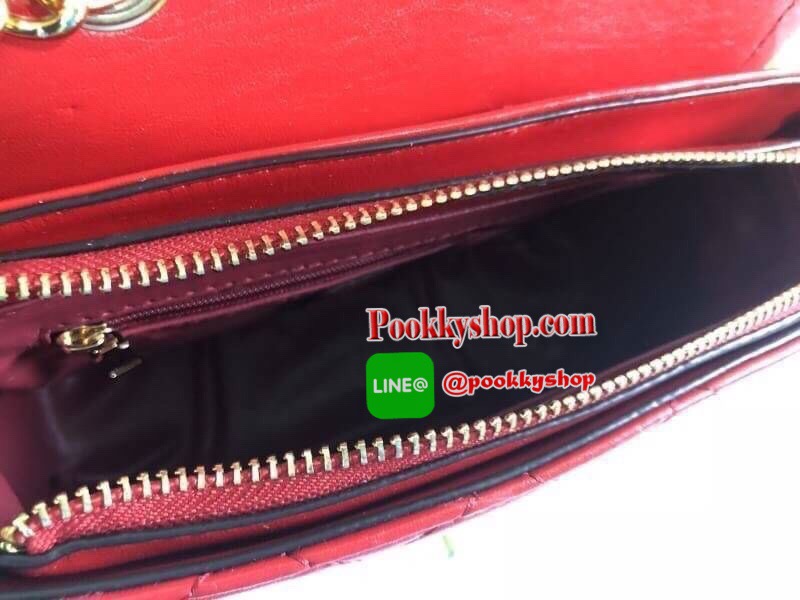 Chanel อเนกประสงค์ รุ่น Limited edition วัสดุหนังแกะเรียบขนาดเล็กกะทัดรัดน้ำหนักเบามีช่องใส่ของจุกจิกเปิดปิดด้วยฝาปิดกระดุม และซิป มีช่องใส่บัตร ช่องซิป ใส่กระเป๋าสตางค์ใบกลางได้ค่ะตัวจริงสวยมากๆถูกใจรีบจองนะคะใส่มือถือได้ทุกรุ่นสายสะพายยาวคู่สะพายได้สองแ