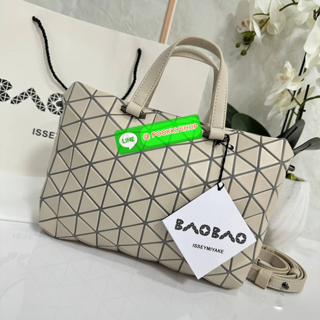 Bao Bao issey Miyake Tonneau Small Matte Bao Bao Issey Miyake รุ่น TONNEAU (ทอนโนะ) กระเป๋าทรง Boston Bag ที่โดดเด่นด้วยลายแพทเทิร์น 3 เหลี่ยมด้านเท่าเรียงต่อกัน ทำให้กระเป๋าใบนี้มีความโดดเด่นทั้งในเรื่องของดีไซน์ที่ทันสมัย และการใช้งานที่ครบทุกฟังก์ชั่น