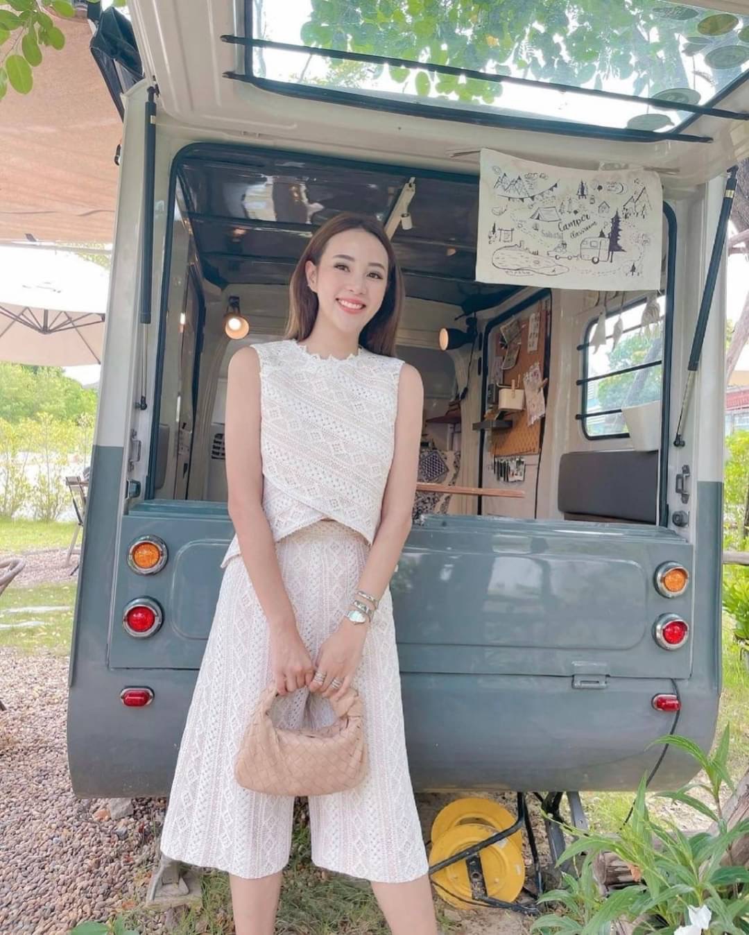 Set เสื้อแขนกุดปลายวียาว กางเกงขา 6 ส่วน ผ้าลูกไม้สีขาว เคลือบผ้าซับในสีครีม งานจริงสวยมากกกก บอกได้เลยว่าลุคนี้ดูรวยค่า