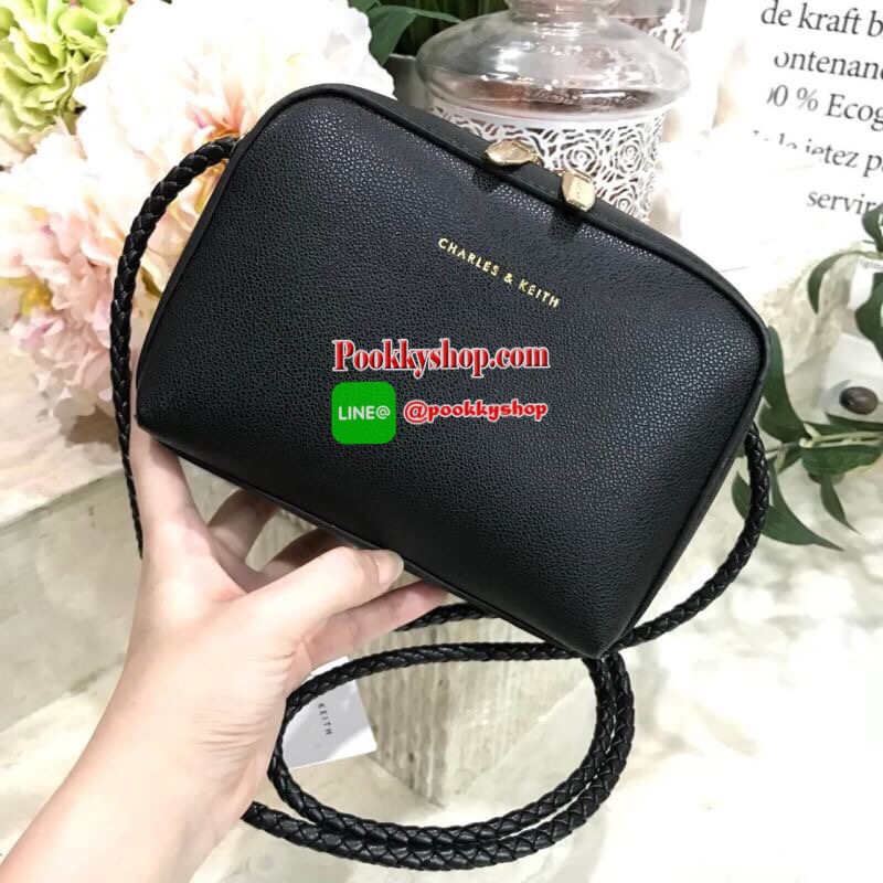 Don’t Miss! NEW ARRIVAL! CHARLES & KEITH SMALL CLASSIC CROSSBODY BAG กระเป๋าสะพายทรงเหลี่ยมรุ่นชนช็อปขนาดกำลังดีหนังสวยอยู่ทรงมีเทคเจอร์ เปิดปิดด้วยซิปหัวซิปแบรนด์ สามารถใส่ iphone ของใช้ได้เยอะมาพร้อมสายสะพายหนังถัก Crossbody ได้ เป็นอีกหนึ่งรุ่น Best Se