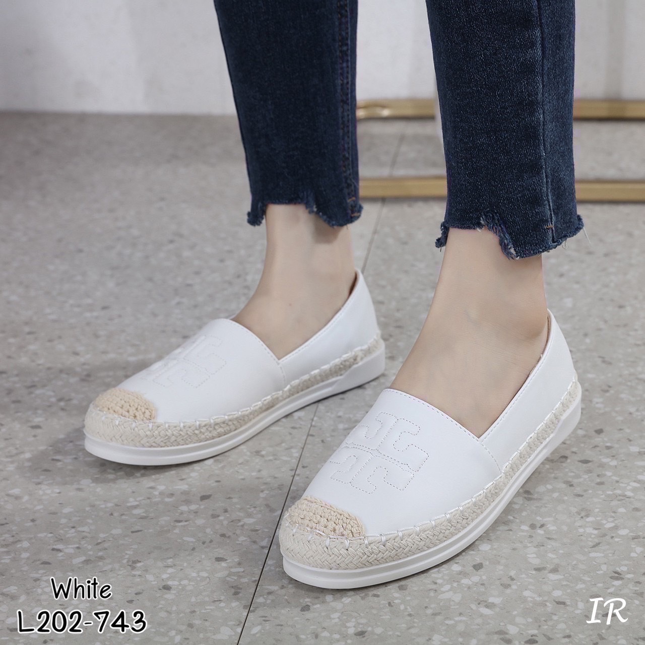 รีพีทแบบขายดี!! พร้อมส่ง รองเท้า slip on หนังPUนิ่มทรงสวยปั๊มลายนูน Tory พื้นนิ่ม ขอบปอแน่น พื้นหนา 2 เซน พร้อมกล่อง งานดีใส่สวยมาก