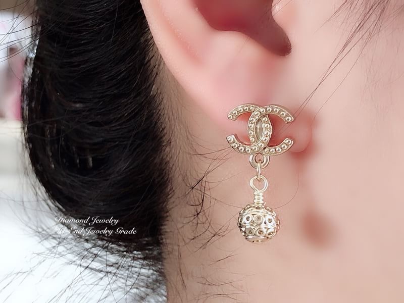 Super Hi-End Quality !!!! ((งาน 1:1 เหมือนในช็อปมากที่สุดในท้องตลาด)) Chanel Earring ต่างหูชาแนลงาน 1:1 เหมือนของแท้เป๊ะๆค่ะ รับรองงานสวยมากกกกก ดูหรู ดูผู้ดีสุดๆ งานดี มุกคุณภาพดีมากๆมากๆค่ะรับประกันความพอใจเลยค่ะ ตัวเรือนสีทองเฉดอ่อน ไฮโซมากค่ะ คอนเฟิม