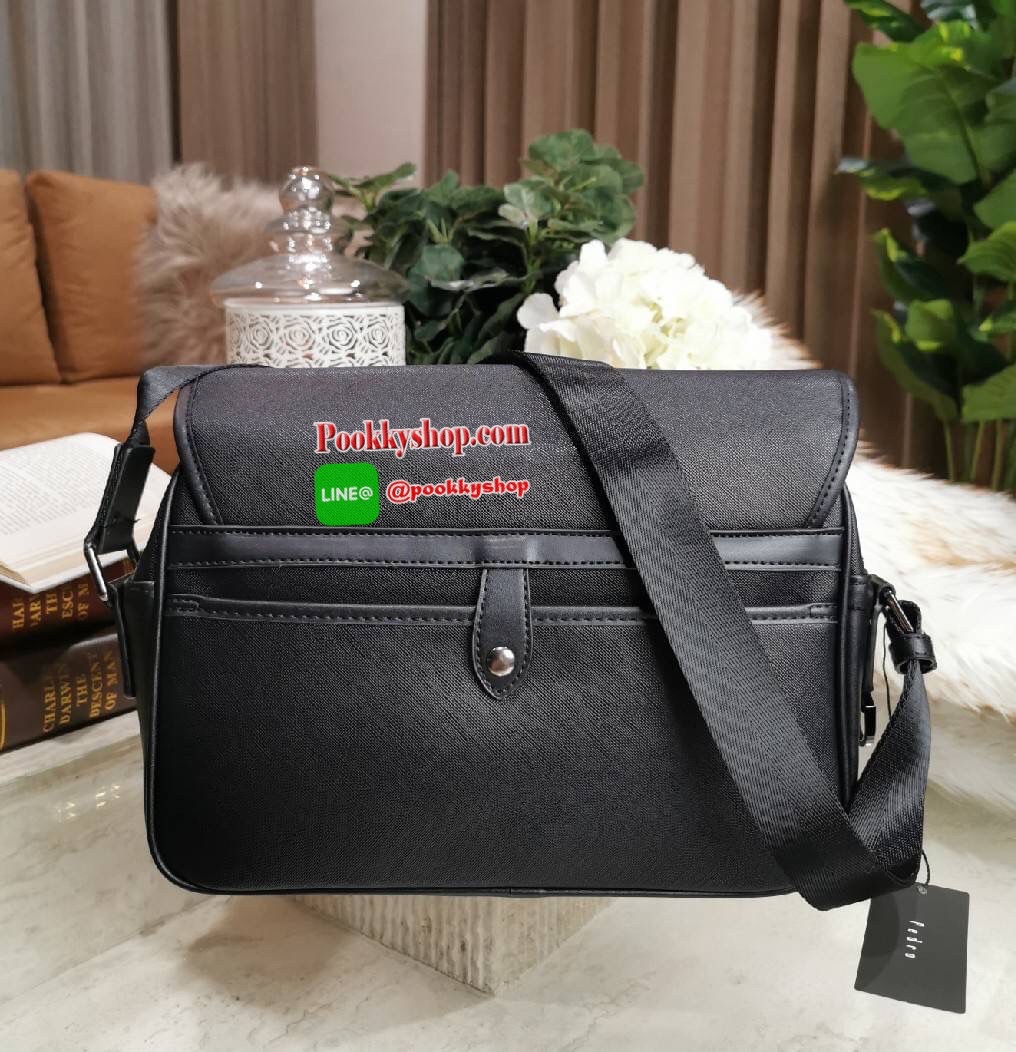 NEW ARRIVAL! PEDRO SAFFIANO MESSENGER BAG รุ่นใหม่ชนช็อปจาก Pedro แบรนด์ดังการันตรีคุณภาพด้วยเครือ Charles&Keith วัสดุหนัง Saffiano สวยหรูอยู่ทรงแข็งแรงไม่ย้วยเปิดปิดด้วยฝาปิดกระดุมแม่เหล็กพร้อมซิปด้านในสะดวกใช้ ด้านหน้าและด้านหลังยังมีช่องใส่ของ ขนาดกำลั