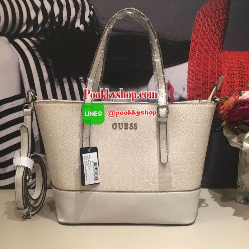 GUESS DELANEY TOTE BAG กระเป๋าทรง shopping วัสดุหนังแก้วเงาสวย น้ำหนักเบา ด้านหน้าประดับด้วยโลโก้แบรนด์สุดหรู เปิดปิดกระเป๋าด้วยซิปสะดวกใช้ ด้านในโล่งกว้าง มีช่องซิปและช่องเล็กสำหรับใส่ของ ซับในลายแบรนด์ รุ่นนี้มาพร้อมสายสะพายยาวปรับได้ ถอดได้ จะใช้แบบสะพ