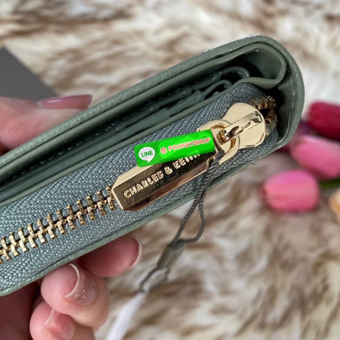 CHARLES & KEITH COMPACT WALLET กระเป๋าตังใบสั้นฟังก์ชันครบ!! ด้านหน้ามีโลโก้แบรนด์ มีช่องซิปใส่เหรียญ เปิดปิดแบบกระดุม ด้านในมีช่องใส่การ์ด 16 ช่อง มีช่องใส่ธนบัตรตามยาว ไม่ต้องพับแบงค์ค่า คุ้มมากๆเลยใบนี้