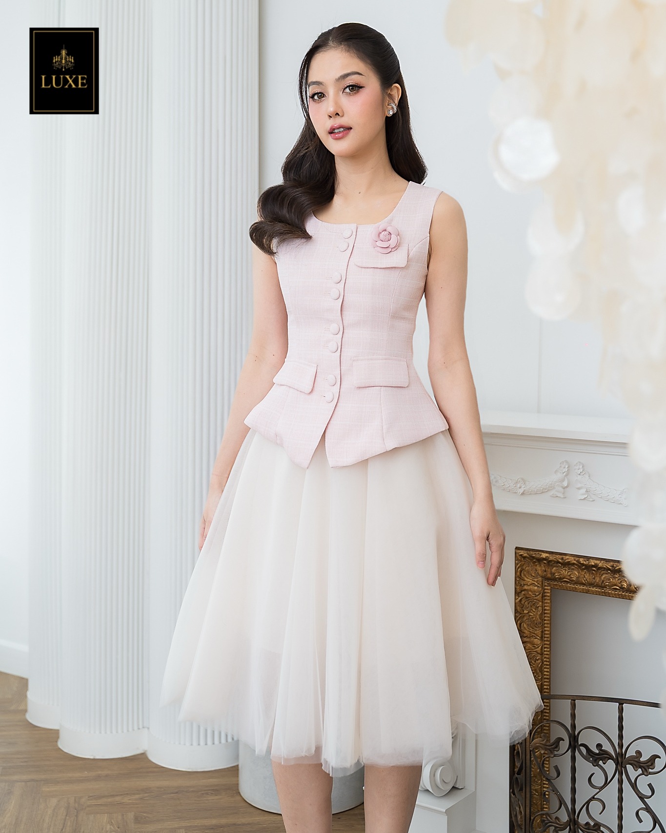 เสื้อแฟชั่น เสื้อกั๊กแขนกุด ติดกระดุมผ่าหน้า แต่งกระเป๋าและเข็มกลัดดอกไม้