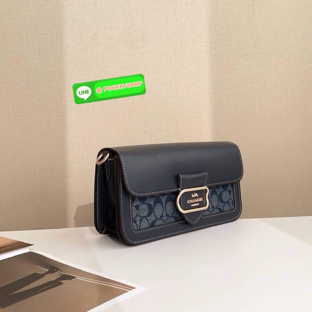 Coach CJ617 รุ่นบัคเคิลหัวใจไม่เคยว่าง ใบนี้บรรจงความหวานละมุนไว้เต็มใบ ถือก็เก๋ สะพายก็เฉียบ สีบลูยีนส์ตัดลายซิกเนเจอร์ หวานแบบไม่ต้องอธิบาย ของมันต้องมีสำหรับสายเก็บลุคเรียบหรูดูแพง