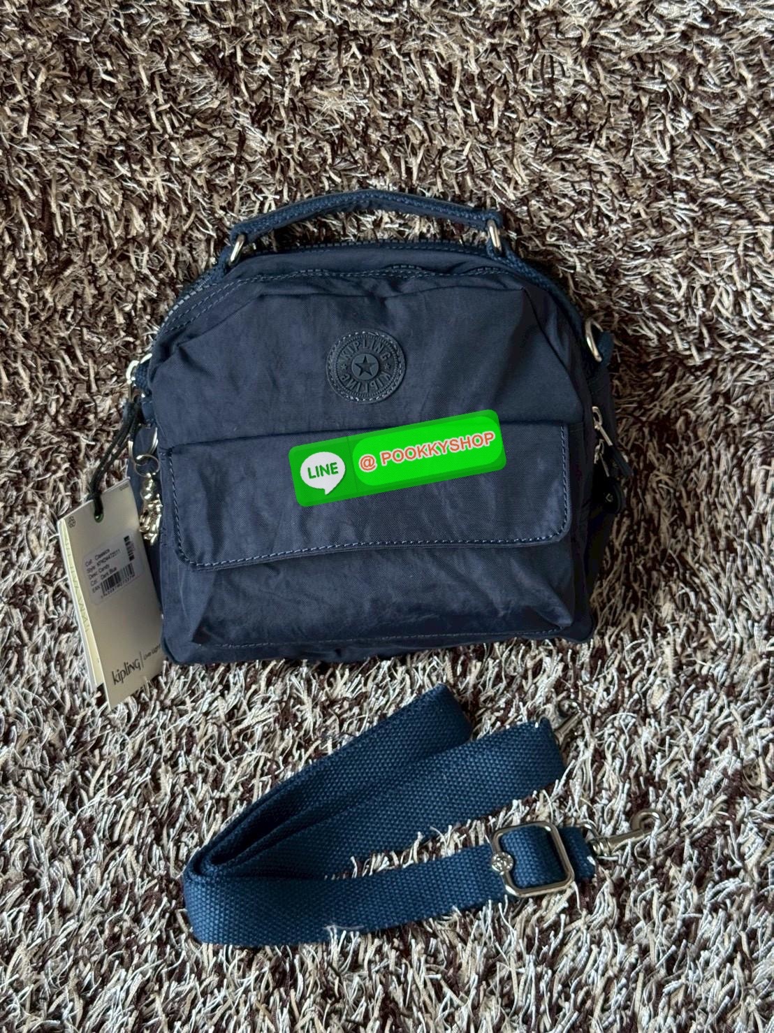 Kipling Candy 3 Ways กระเป๋าสไตล์มินิมอลล์ น้ำหนักเบาทำหลายสไตล์ ทั้งในแบบถือ สะพายพาดลำตัว หรือจะเป็นเป้ขนาดเล็กก็ได้ มีช่องซิปจัดระเบียบสิ่งของหลายช่อง ใส่สิ่งของจำเป็นได้ครบครัน