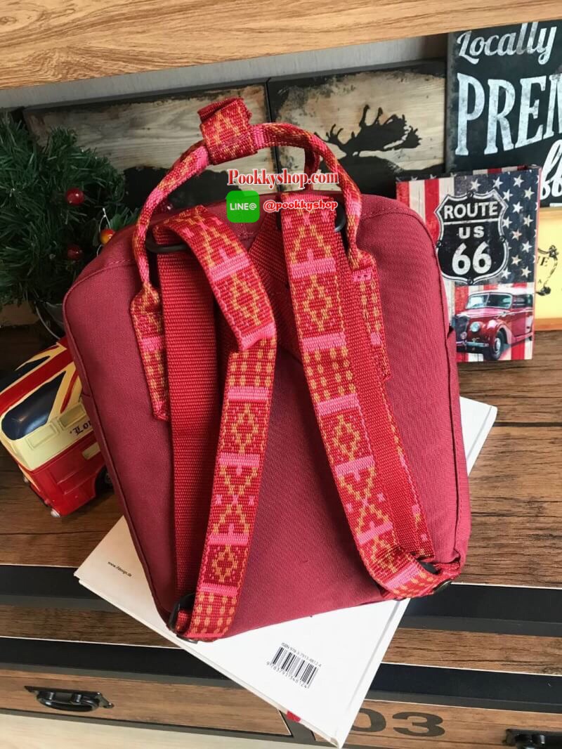 Kanken backpack รุ่น mini แบรนด์ดังจากสวีเดนที่นิยมกันมากในหมู่วัยรุ่น กระเป๋าเป้ที่มีน้ำหนักเบา แต่มีความทนทาน และช่องว่างต่างๆมากขึ้น มีซิปหน้าสำหรับใส่ของกระจุกกระจิก และหูหิ้วทั้งด้านหน้าและด้านหลัง สำหรับการหิ้วถือได้สะดวก ใส่มินิไอแพค กระเป๋าสตางค์ย