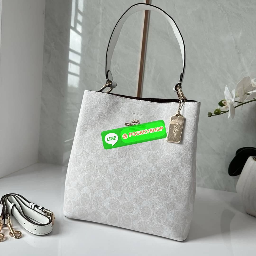 COACH TOWN BUCKET BAG IN SIGNATURE CANVAS (COACH 91512) 🔖 กระเป๋าสะพาย/ถือบัคเกต รุ่นคลาสสิคตลอดกาลไม่เอ้าท์ 🔖วัสดุ: แคนวาส ตัดหนังแท้ 🔖เปิด-ปิด กระเป๋าด้วยกระดุมแม่เหล็ก ภายในช่องโล่ง มีช่องซิปแบ่งตรงกลาง แยกเก็บของได้อย่างเป็นสัด