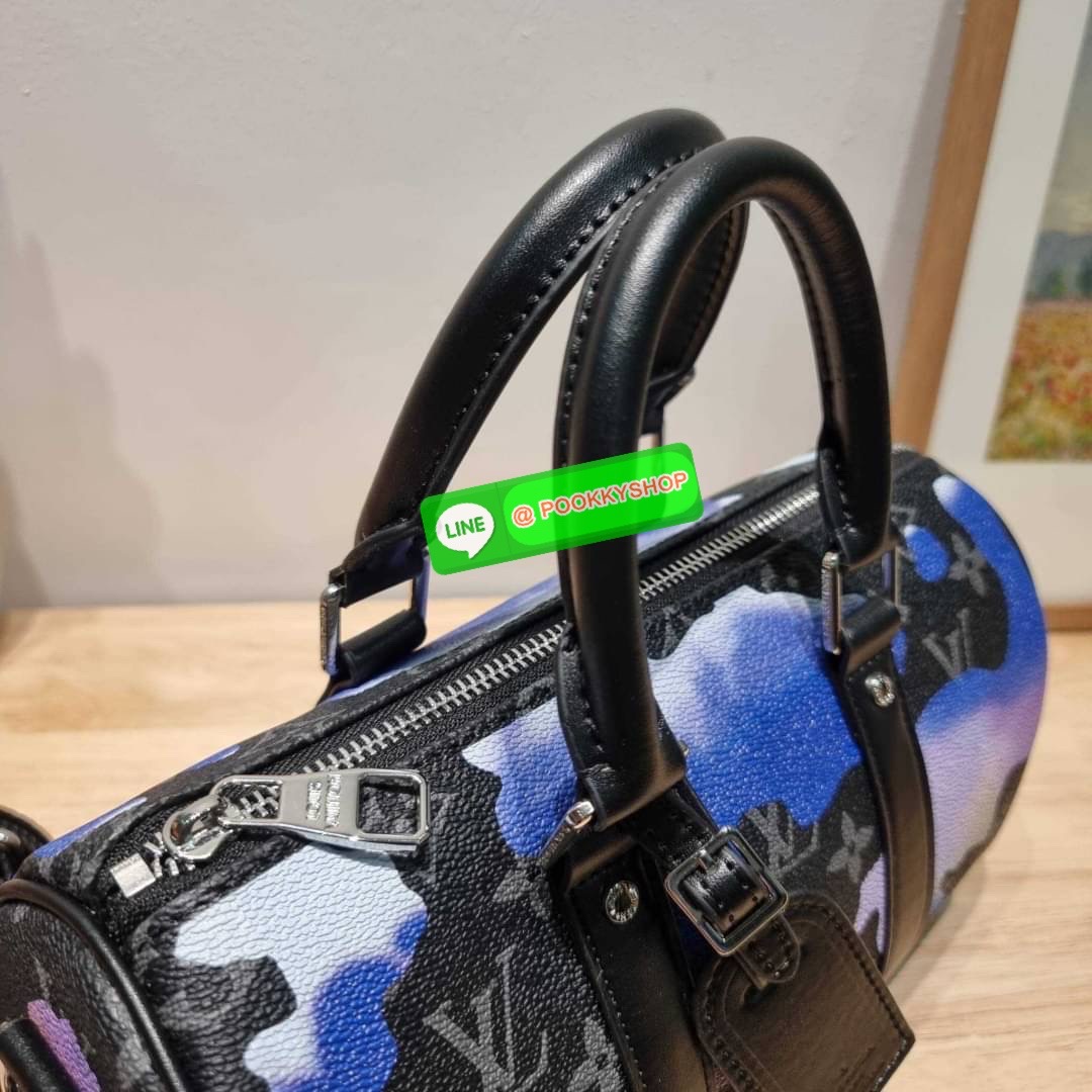 LV KEEPALL BANDOULIÈRE 25 🔅 Details ย่อส่วนความเท่ให้สะดวกกับชีวิตประจำวัน กับกระเป๋าสะพาย ทรงกระเป๋าเดินทางสุดคลาสสิค ด้วยดีเทลความเป็นเอกลักษณ์ เรียบแต่หรู โดดเด่นไปด้วยลวดลายสีเพ้นท์คละรอบใบ รับรองไม่ซ้ำใคร!! ลายโมโนแกรม เปิด-ปิดด้วยซิป พิเศษพร