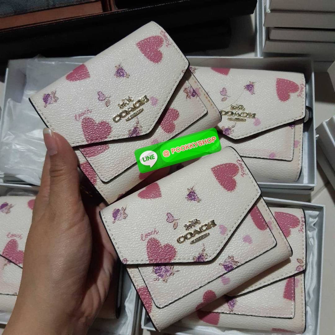 COACH 69683 SMALL WALLET WITH HEART FLOWER กระเป๋าสตางค์ใบสั้น พับสองตอน โทนสีละมุน แต่งเติมสีสันด้วยหัวใจและดอกไม้รอบใบ ดูสวยหรูอย่างลงตัว (รัก)(รัก)(ดอกไม้)(ดอกไม้) เปิด-ปิดด้วยกระดุม ภายในมีช่องใส่บัตร ใส่ธนบัตรได้ทุกขนาด ด้านหลังมีช่องซิปเล็กให้อีก รา