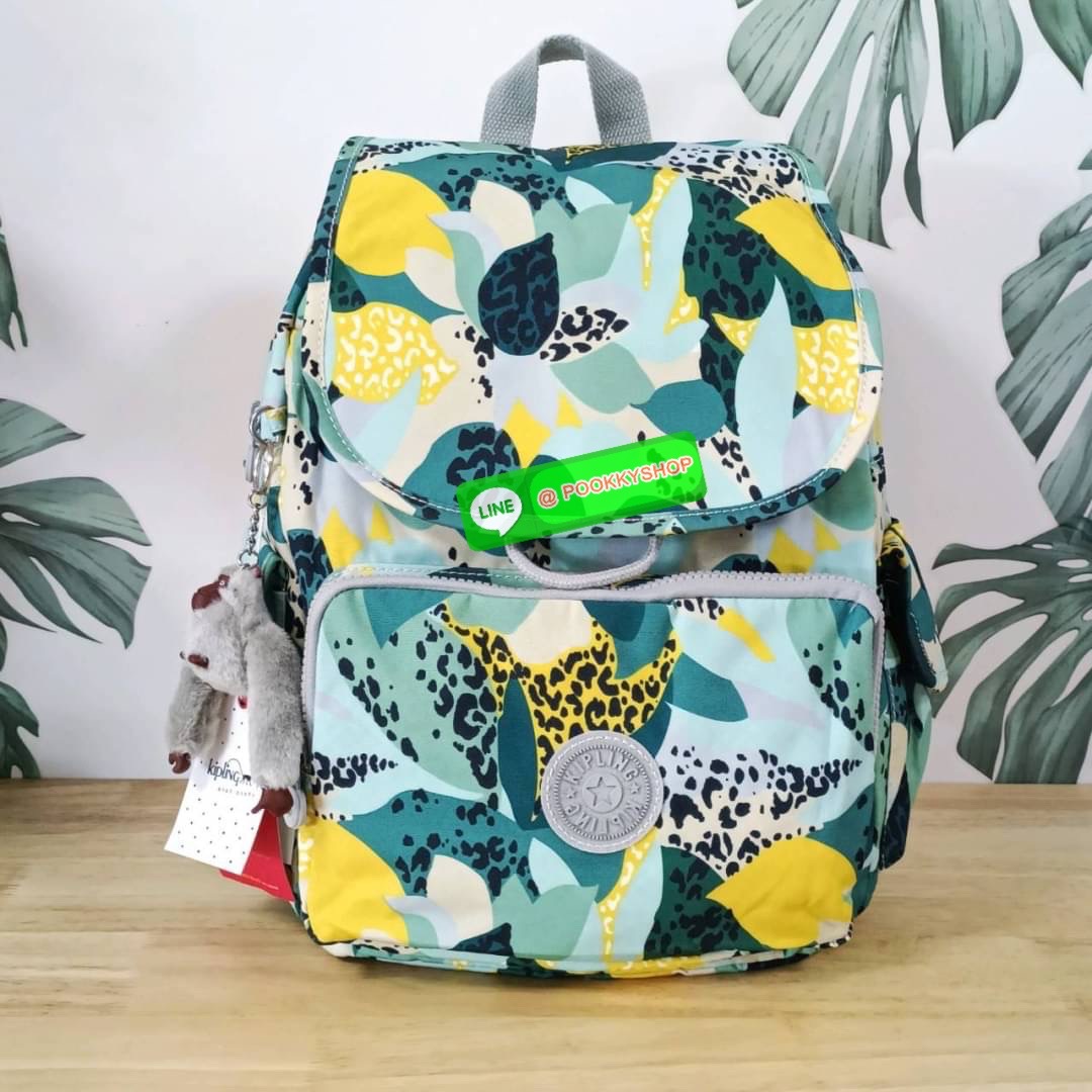 Kipling City Pack Medium Backpack กระเป๋าเป้ Kipling ขนาดกลาง วัสดุ Polyester 100% มีหูหิ้วด้านบน -ด้านหลัง มีซิปหลัง 1ช่องลึก -ด้านข้างมีช่องใส่ของเล็กน้อยทั้ง 2 ด้าน เปิด-ปิด ด้วยกระดุมแม่เหล็ก -ด้านหน้ามีช่องซิปใส่ของแยก 1 ช่อง และ ช่องปรับขนาดด้วยสายล