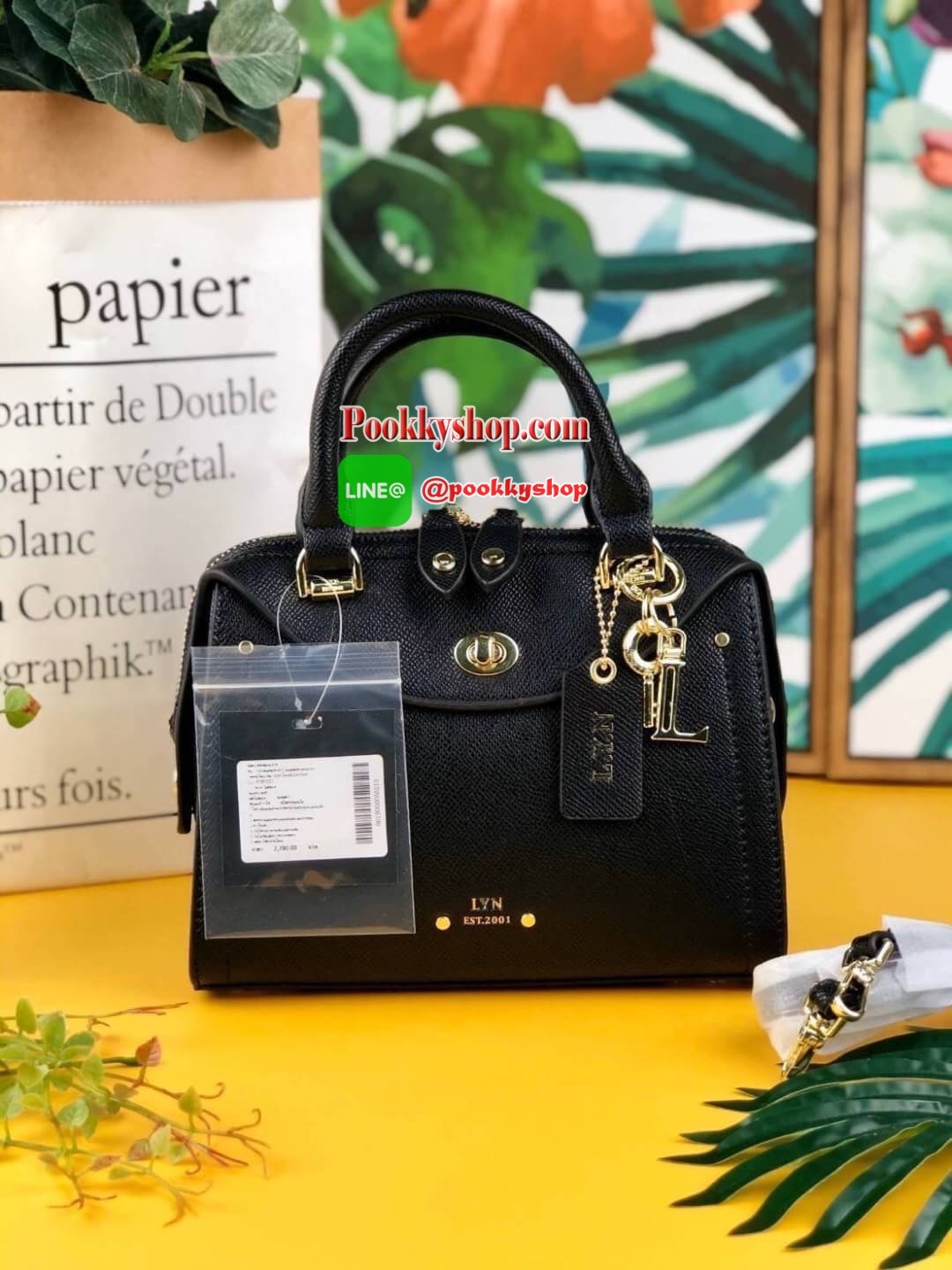 New!! Lyn handle Bag กระเป๋าสะพาย/ถือวางอยู่ทรงสวย ใบขนาดกำลังน่ารัก แต่งพวงกุญแจหนังและพวงกุญแจโลหะ ด้านหน้ามีโลโก้แบรนด์ มีหมุดรองฐาน 4 มุม เปิดปิดแบบซิปคู่ ด้านในจุของพอสมควร ใส่ iPhone plus/กระเป๋าเงินใบกลางได้ มีสายสะพายยาวแบบหนังถอดและปรับสายได้ตามต