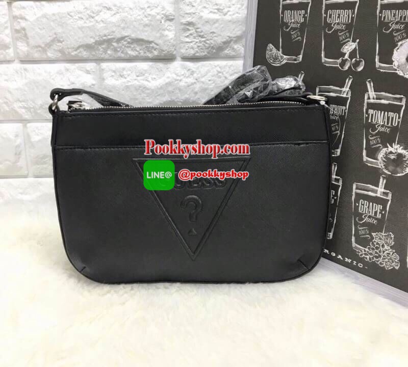 Restock! GUESS CROSSBODY BAG กระเป๋าสะพายข้างหรือแบบครอสบอดี้ร์ได้นะค่ะ ด้านหน้าปั้มโลโก้แบรนด์แบบ 3 D มีช่องใส่ของหนึ่งช่อง เปิดปิดกระเป๋าแบบซิป ภายในโล่ง สามารถใส่กระเป๋าสตางค์ใบยาวได้นะค่ะ มีช่องให้ใส่จองจุกจิกต่างหากด้วยค่ะ...รุ่นนี้ขนาดกำลังดี สะพายว