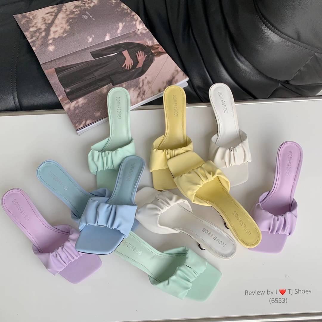 !!! พร้อมส่งรองเท้านำเข้าที่สวยเกร๋ขายดีสุดๆ !!! หนังรุ่นนี้นิ่มมากสวยมาก สวมใส่ง่าย เรียบหรูดูดี ใส่ได้เรื่อยๆ ไม่ตกเทรนด์ แมทกับชุดอะไรก้ดูเก๋ดูแพงมาก ควรมีไว้เป็นคู่โปรด ของจริงงานดีมากสวยมาก ตรงปกแน่นอน เพราะรูปถ่ายจากสินค้าจริง เป็นรุ่นที่แนะนำ รีบสั