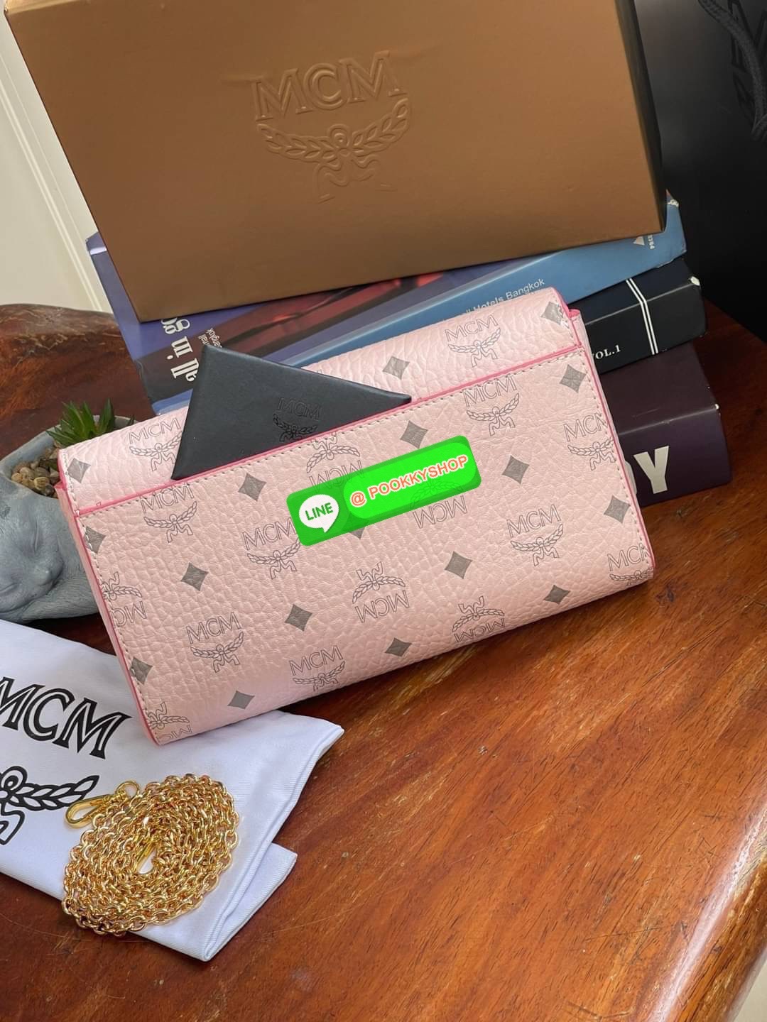 MCM Millie Flap Crossbody In Visetos ในฐานะตำนานที่ยังคงอยู่ กระเป๋าจากคอลเล็กชั่น Millie นี้ มีเรื่องราวของ MCM แทรกซึมอยู่ในทุกองค์ประกอบ กระเป๋าใช้งานแบบCrossbody โดยฝาปิดกระเป๋าตัดเย็บจากผ้าใบเคลือบผิวพิมพ์ลาย Visetos (Visetos Canvas) ถือเป็นไอเทมในฝั