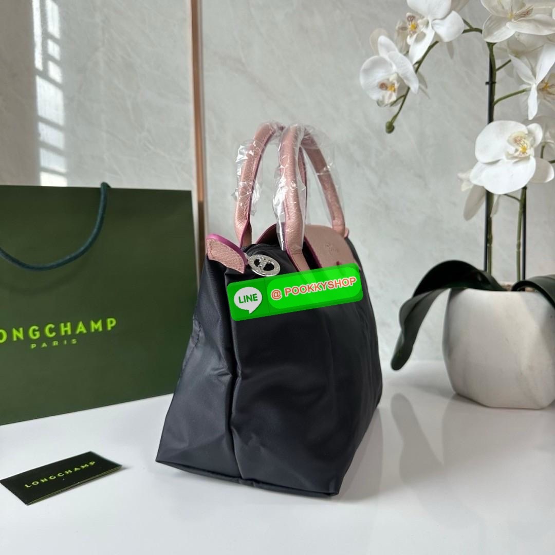 Longchamp Le Pliage Eiffel Tower Tote Bag S 🔖 Collection ใหม่ล่าสุดโดดเด่นด้วยลายปักหอไอเฟลขนาดกระทัดรัดจุของได้เยอะ 🔖วัสดุ : ไนลอนกันน้ำ 🔖เปิด-ปิด ด้วยฝาปิดกระดุมแป๊กมีซิปปิดด้านบน ภายในช่องโล่งกว้างสามารถใส่ iPad ได้ มีช่องแยกด้า