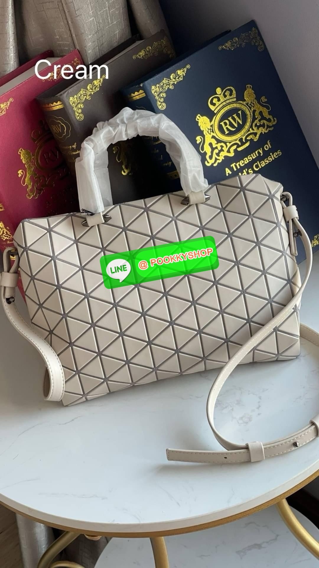 *Small BAO BAO ISSEY MIYAKE TONNEAU เป็น ซีรีย์ที่มีเอกลักษณ์เฉพาะตัว ด้วยแผ่นสามเหลี่ยมที่มีสัญลักษณ์เท่ากันทุกด้าน และยังผสมผสานงานดีไซน์ อันสง่างามเท่ากับฟังก์ชั่น การใช้งานสุดพิเศษ โดยมีจุดเด่นที่ซิปด้านบน สำหรับเปิดปิดและมีสายสะพายไหล่ ที่สามารถถอดออ