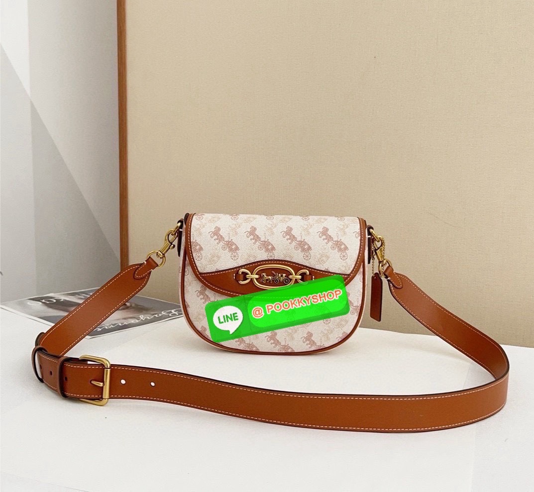 “Elegance in motion.” Coach CR512 Harley Crossbody – กระเป๋าสะพายข้างที่ผสานความหรูหราและความคลาสสิกได้อย่างลงตัว วัสดุคุณภาพเยี่ยม ผสมผสานระหว่างผ้าแคนวาสเคลือบลายซิกเนเจอร์และหนังเรียบ ลาย Horse and Carriage ที่ด้านหน้า เพิ่มความน่ารักและโดดเด่น เหมาะสำ
