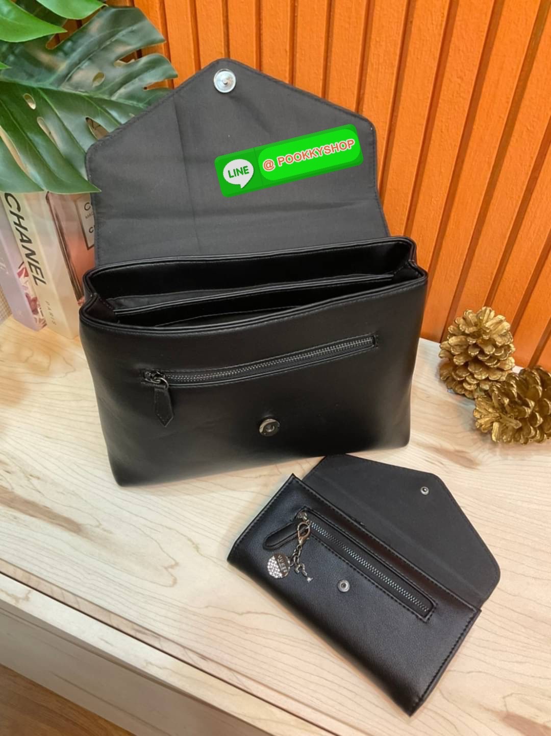 🚚 พร้อมส่ง 🚚 Guess Women’s Crossbody Bag Set สุดคุ้ม!!!! เซตสวยหรูดูแพง สวยจริงจริง ช้าหมด ราคานี้หาที่ไหนได้!! กระเป๋าสะพาย+กระเป๋าสตางค์ใบยาว มาพร้อมพวงกุญแจถอดออกได้ ด้านหน้าประดับโลโก้แบรนด์สวยโดดเด่น กระเป๋าสะพายไหล่ และสะพายข้าง cros