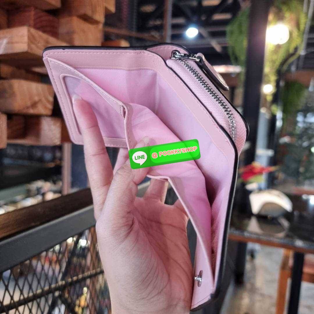 COACH 7331 SMALL TRIFOLD WALLET IN SIGNATURE CANVAS สวยคลาสสิค พกพาง่าย ใบเล็กน่ารักน่าใช้ ต้องยกให้ใบนี้จ้า ตอบโจทย์คนชอบพกน้อยที่สุด!! กระเป๋าสตางค์ใบสั้นหนังแคนวาสเคลือบคุณภาพดี ภายในเป็นหนังแท้ ใส่บัตร ใส่ธนบัตรได้ทุกชนิด มีช่องซิปแยก ใบเดียวใบนี้คือเ
