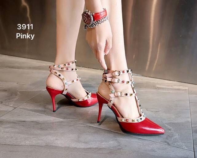 พร้อมส่ง มาใหม่จ้าา วาเลนหมุดหลากสี 3911 รองเท้าสไตล์เกาหลีงานนำเข้าวาเลนหมุดหลากสี งานแบรนด์หรู รุ่นนี้หายากจ้า มีร้านนี้น้าาาา รอบนี้มาน้อย งานหนังแก้ววาวๆ สวยวิ้ง แต่งอะไหล่หมุดหลากสีให้ดูเก๋ ไม่ซ้ำใครสายรัดส้นแบบเกี่ยวปรับระดับได้ จะใส่ทำงาน ใส่ออกงาน