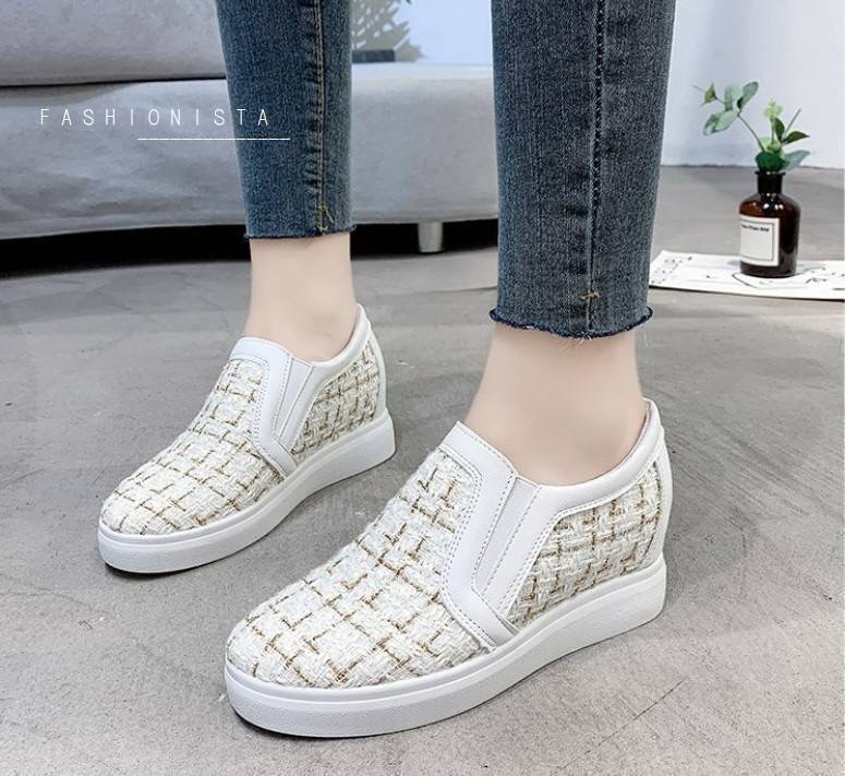 HOT FASHION แฟชั่นเสริมส้นมาแรง!! รองเท้าสลิปออนเสริมส้น 2.5 นิ้ว ทรงสโลป วัสดุเนื้อผ้า Tweed หรูๆ ทอแทรกดิ้นวิ๊งๆ สไตล์แบรนด์ชาแนล แต่งขอบด้วยหนัง pu เนื้อหนาคุณภาพดี มียางยืดเพิ่มความยืดหยุ่นในการสวมใส่ ใส่แล้วดูขาเรียวยาวสุดๆไปเลย ตัวพื้นรองเท้าเป็นยาง