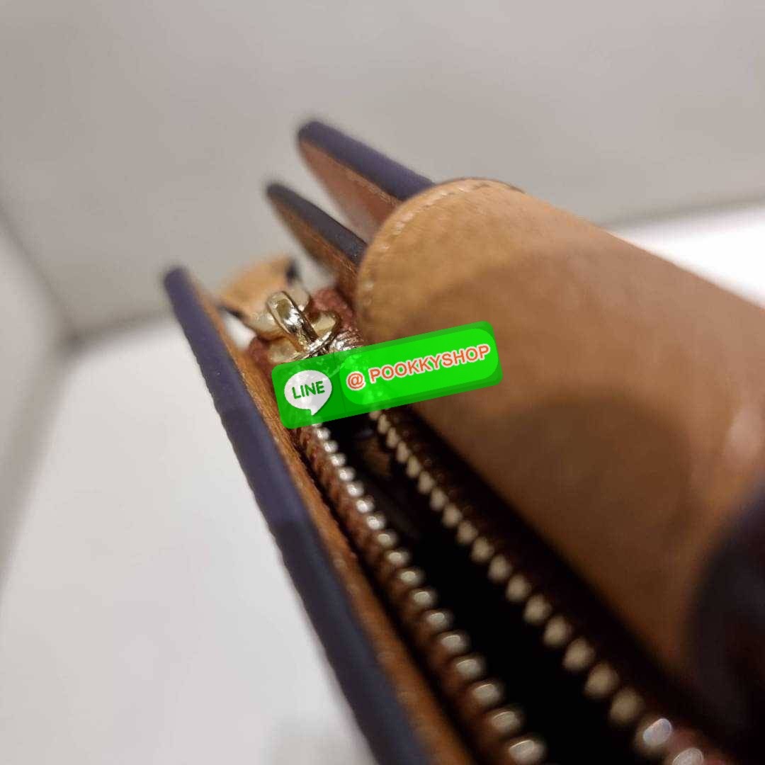 COACH C4899 MEDIUM CORNER ZIP WALLET WITH SNOPPY PRINT น้องใหม่คอลเลคชั่นสุดชิค ดีไซน์ลายพริ้นท์ผองเพื่อนสนูปพี น่ารักน่าใช้ เพิ่มลูกเล่นให้กระเป๋าสตางค์ของคุณไปอีก กับกระเป๋าสตางค์ใบกลาง ขนาดกำลังเหมาะมือ วัสดุหนัง pepble ทนทาน มีช่องใส่บัตรและธนบัตรครบ