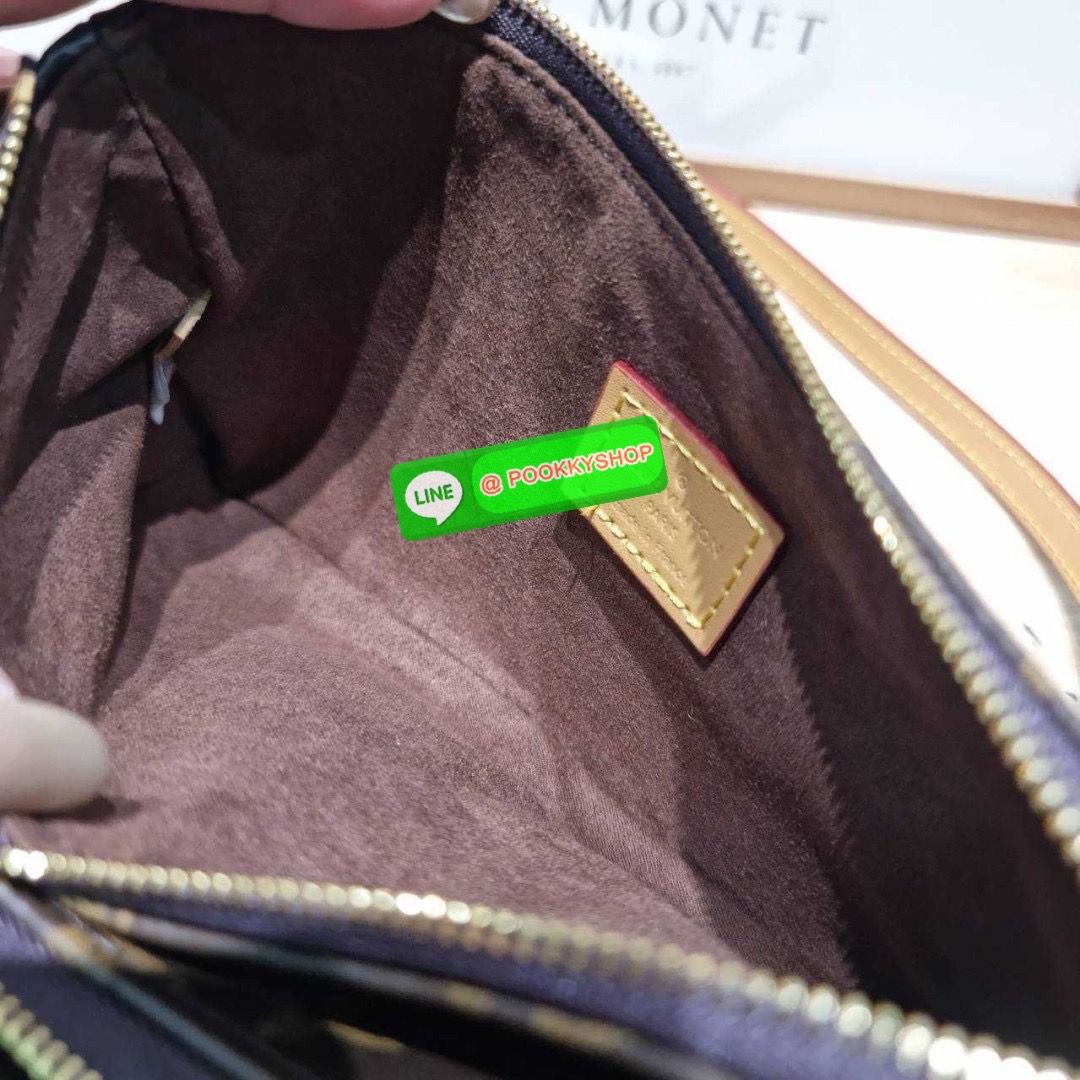 🔆 Model LV liv pochette 🔆 Details ยังคงมีความเป็นเอกลักษณ์ ดีไซน์ลวดลายโมโนแกรมเรียบหรู กับกระเป๋าทรงสวยจากเคาน์เตอร์ dutyfree สวยจับต้องได้ เก๋มากๆ เพลทโลโก้สีทองโดดเด่น มาพร้อมสายสะพายถึง 2 แบบ สายโซ่และสายหนัง ที่สามารถปรับใช้สร้างลุคได