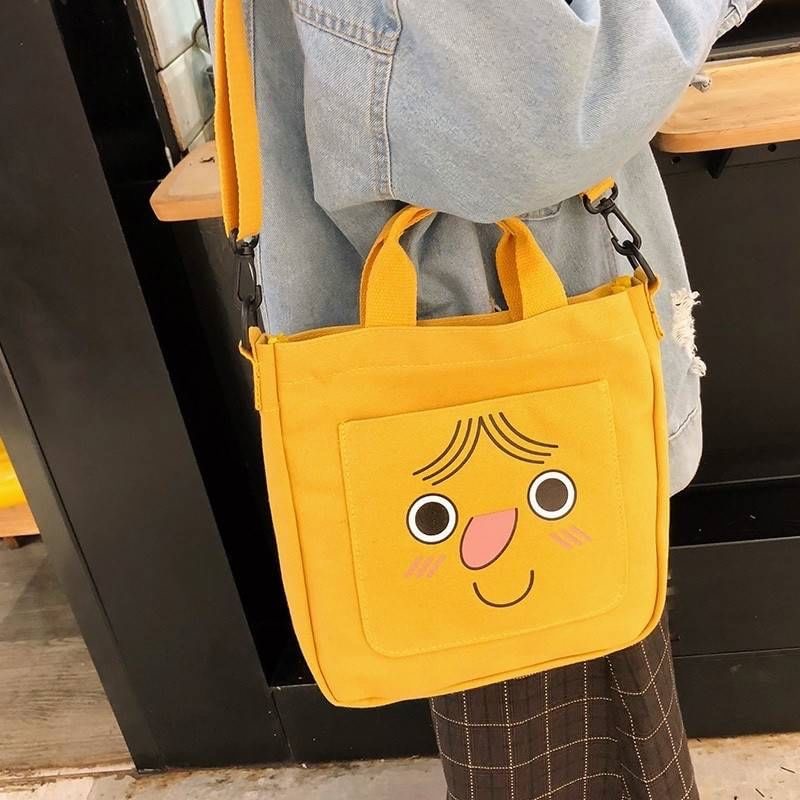 รุ่นใหม่ พร้อมส่ง!!!!!!!! Monna bag น้องมอนน่า จมูกแดงโตๆ มีหน้าม้า มี4สีให้เลือกสดใสกันไปป ได้ทั้งถือและสะพายเลย ใส่ของได้เพียบ เน้นๆ