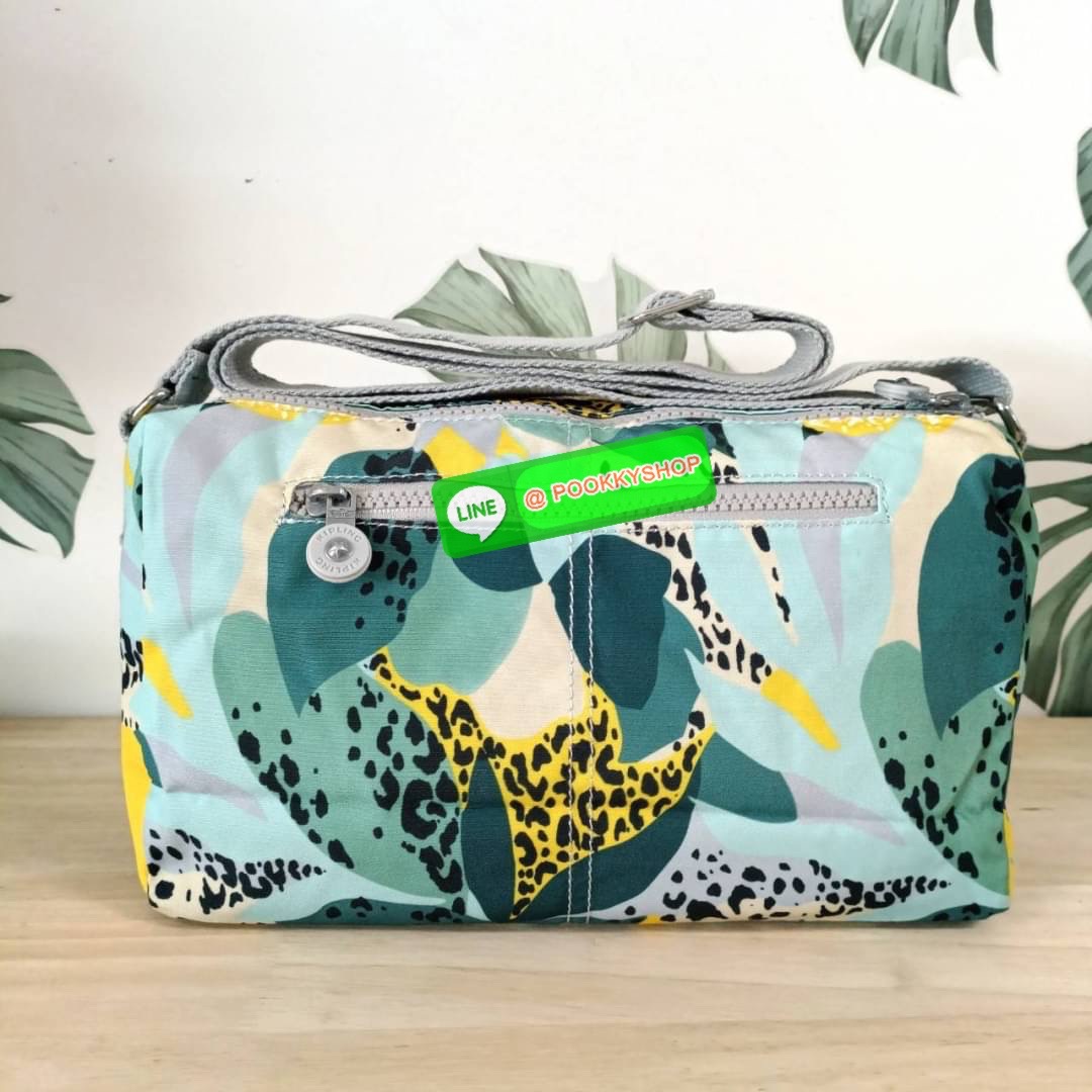 KIPLING RETH CROSSBODY BAG ซับในตาราง วัสดุ Nylon+polyester กระเป๋าสะพายข้างหรือ สะพาย Crossbody ได้ ช่องหน้าเปิด-ปิด ด้วยซิป พร้อมช่องแยกบ่อยด้านข้าง ช่องหลัก 2 ช่อง ด้านในโล่งกว้าง สามารถจุสัมภาระได้เยอะ พร้อมช่องซิปหลัง สายสะพายปรับระดับสั้น-ยาว ได้ fr