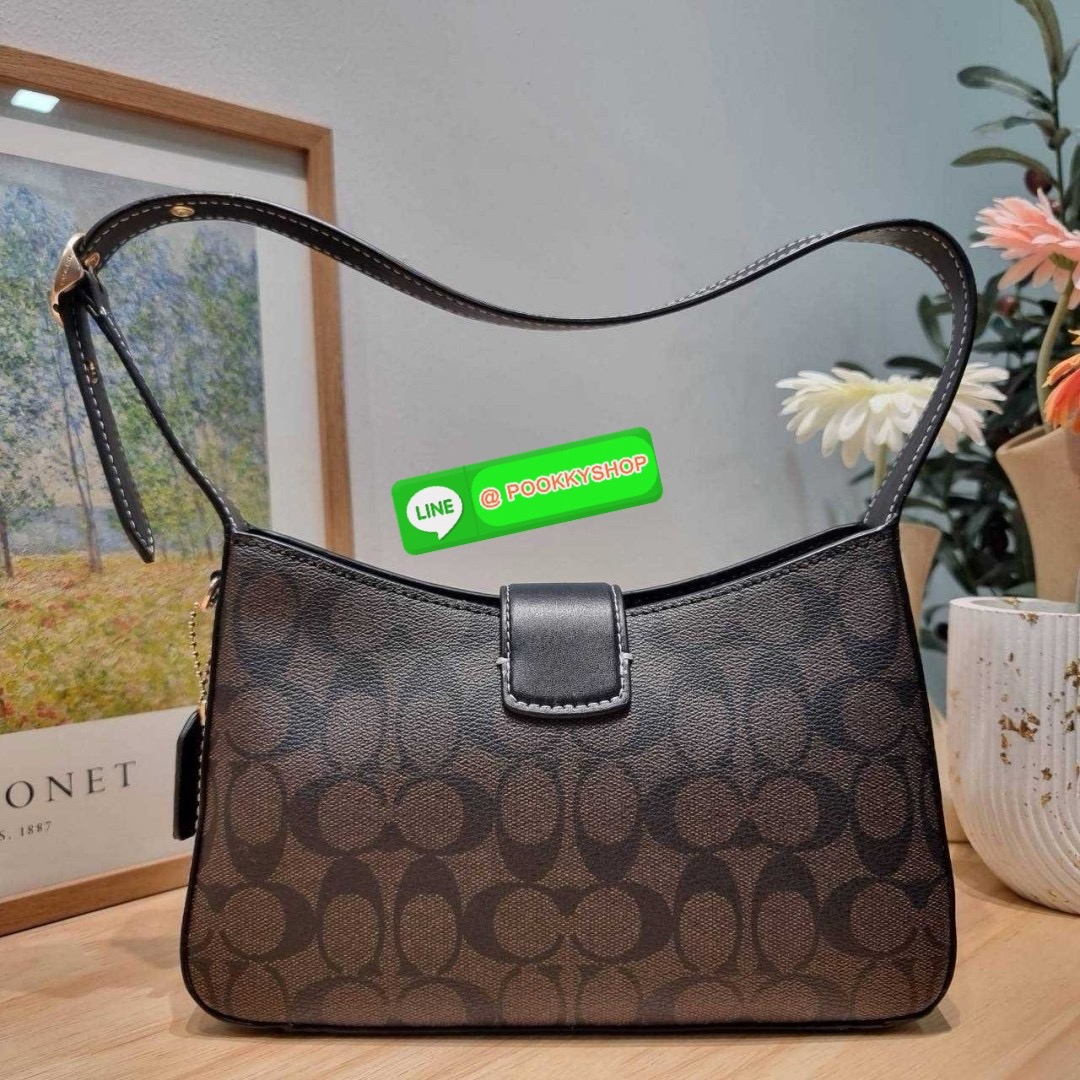 COACH CR533 ELIZA SHOULDER BAG 🔅 Details ใหม่ล่าสุด กระเป๋าสะพายไหล่ทรงโฮโบสุดหรู ดีไซน์โลโก้แบบใหม่และหรูหรายิ่งขึ้น คงความคลาสสิคและวินเทจ เปิด-ปิดด้วยสายคาดแบบกระดุมแม่เหล็ก ภายในเป็นช่องโล่ง แบ่งสัดส่วนไว้อย่างดี มีทั้งช่องใส่บัตร และช่องซิป ส