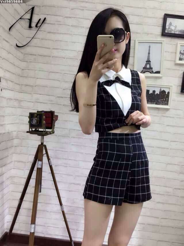 เสื้อครอป+กางเกงขาสั้นลายตารางมีซิปด้านข้าง สีกรม