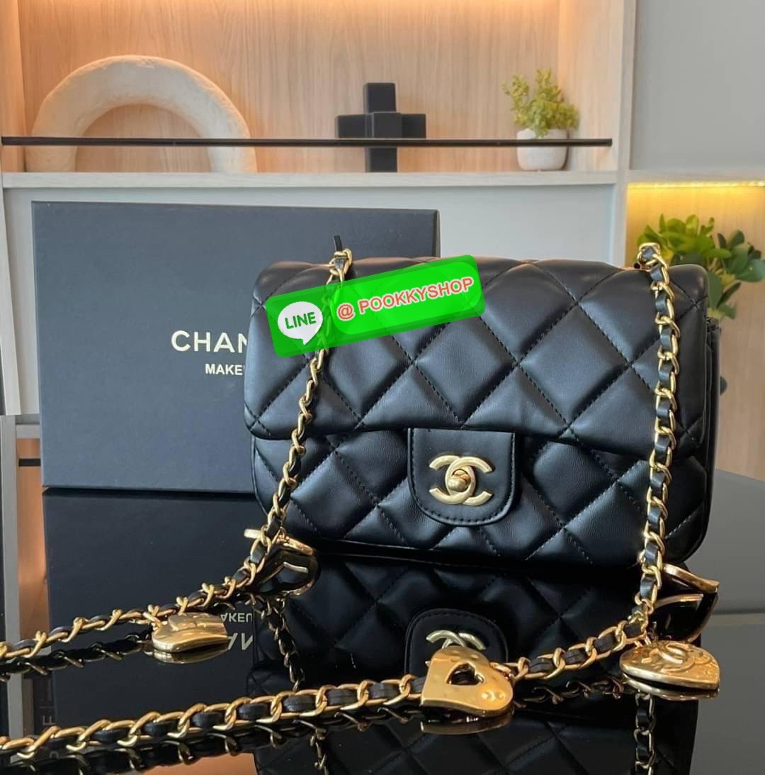 พร้อมส่งรุ่นขายดี !! กระเป๋างานกิฟท์ CHANEL VIP GIFT CROSSBODY BAG กระเป๋าทรงสะพายข้าง หนังพียูพรีเมี่ยม อะไหล่ทองวินเทจทั้งใบ ประดับโลโก้แบรนด์และตกแต่งด้วยกิมมิคใบไม้ เปิดปิดด้วยตัวหมุน ด้านในใส่กระเป๋าสตางค์ได้ถึงใบกลาง มือถือได้ทุกรุ่น พร้อมช่องซิปให้