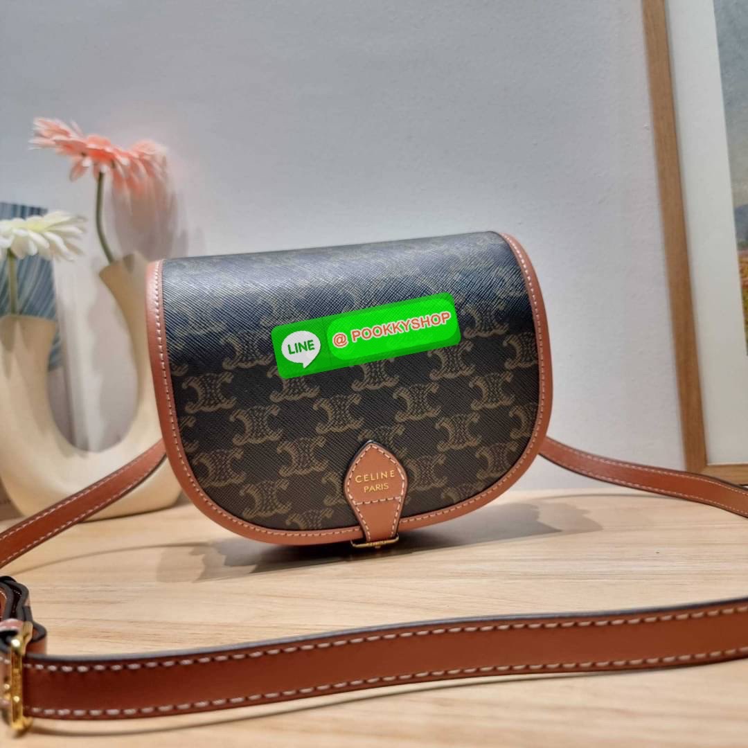 🔆 Model CELINE FOLCO SHOULDER BAG IN TRIOMPHE CANVAS 🔆 Details รุ่นยอดฮิต ขายดีไม่มีตก กับกระเป๋าสะพายข้าง ทรงสวยโดดเด่นเป็นเอกลักษณ์ ดีไซน์โค้งมนสวยงาม เปิด-ปิดกระเป๋าด้วยสายหนัง สายสะพายในตัว ปรับได้ ภายใรเป็นช่องโล่ง แบ่งสัดส่วนไว้อย่าง