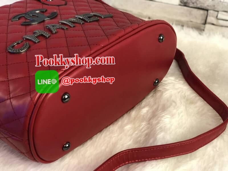 Chanel TOTE BEAUTY วัสดุหนังแกะสัมผัสนิ่มมือ สังเคราะห์คุณภาพดีทนทาน เปิด-ปิดด้วยซิปอะไหล่เงินรมดำ ฐานรองหมุด4มุม ภายในมีช่องใส่ของจุกจิก จุของได้เยอะ น้ำหนักเบา ซื้อใช้เองหรือฝากเป็นของขวัญก็สุดคุ้มค่ะ สวยมากงานดีสุดจากเคอร์เตอร์ต่างประเทศ ใส่เอกสารA4 ,I