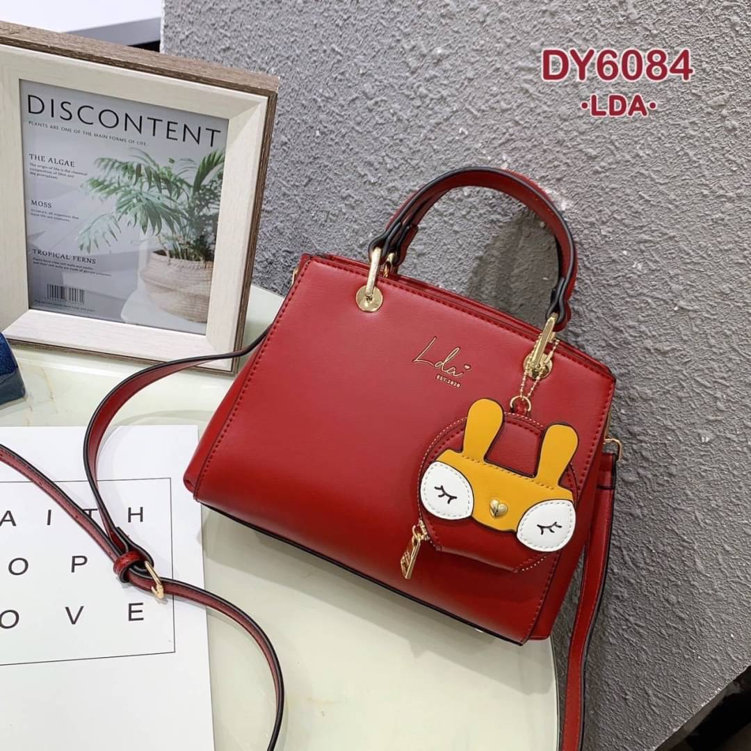 พร้อมส่ง!!! กระเป๋าสะพายแบรนด์ LDA ของแท้💯 📝ลดา รุ่นใหม่ล่าสุด สวยมาก ใบใหญ่ หนังเรียบหรูดูดี สีสวยทุกสีค่ะ อะไหล่ทองปั๊มทุกจุด ตรงกลางติดโลโก้แบรนด์ ดีไซน์สวยแบบทันสมัย หูจับแข็งแรงทนทาน งานถือได้สะพายข้างได้ ซับในปั๊ม แบ่งเป็น 2 ช่องใหญ่