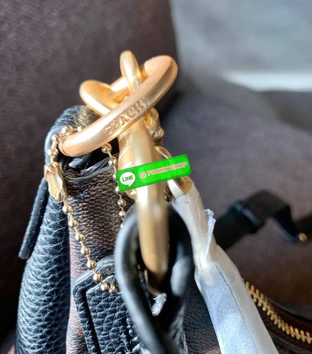 COACH JULES HOBO BAG ((C9189//9190)) 🌍พร้อมส่งที่ไทย! ต้องบอกก่อนว่าหนังรุ่นนี้อย่างดี นิ่มมากๆ สัมผัสแล้วรู้สึกละมุน กับกระเป๋าใบใหญ่ ทรงสวย เปิดปิดกระเป๋าแบบซิปมีหนังห้อยเพิ่มความเก๋ตรงหัวซิปค่ะ ภายในกระเป๋ากว้างมาก ใส่สัมภาระได้ครบครัน หายห่วงเ