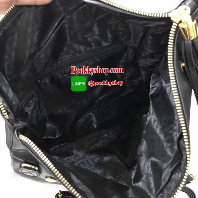 รุ่น BEST SELLER มาเพิ่มอีกรอบคะ กระเป๋า Givenchy shoulder bag หนัง PU เนื้อดี ดีไซด์เก๋มากคะ ด้านหน้า ปั้ม logo brand หัวซิป ประดับพู่ ด้านในบุด้วยผ้า water proof ปั้ม logo brand มีช่องเล็กใส่ของจุกจิกคะ