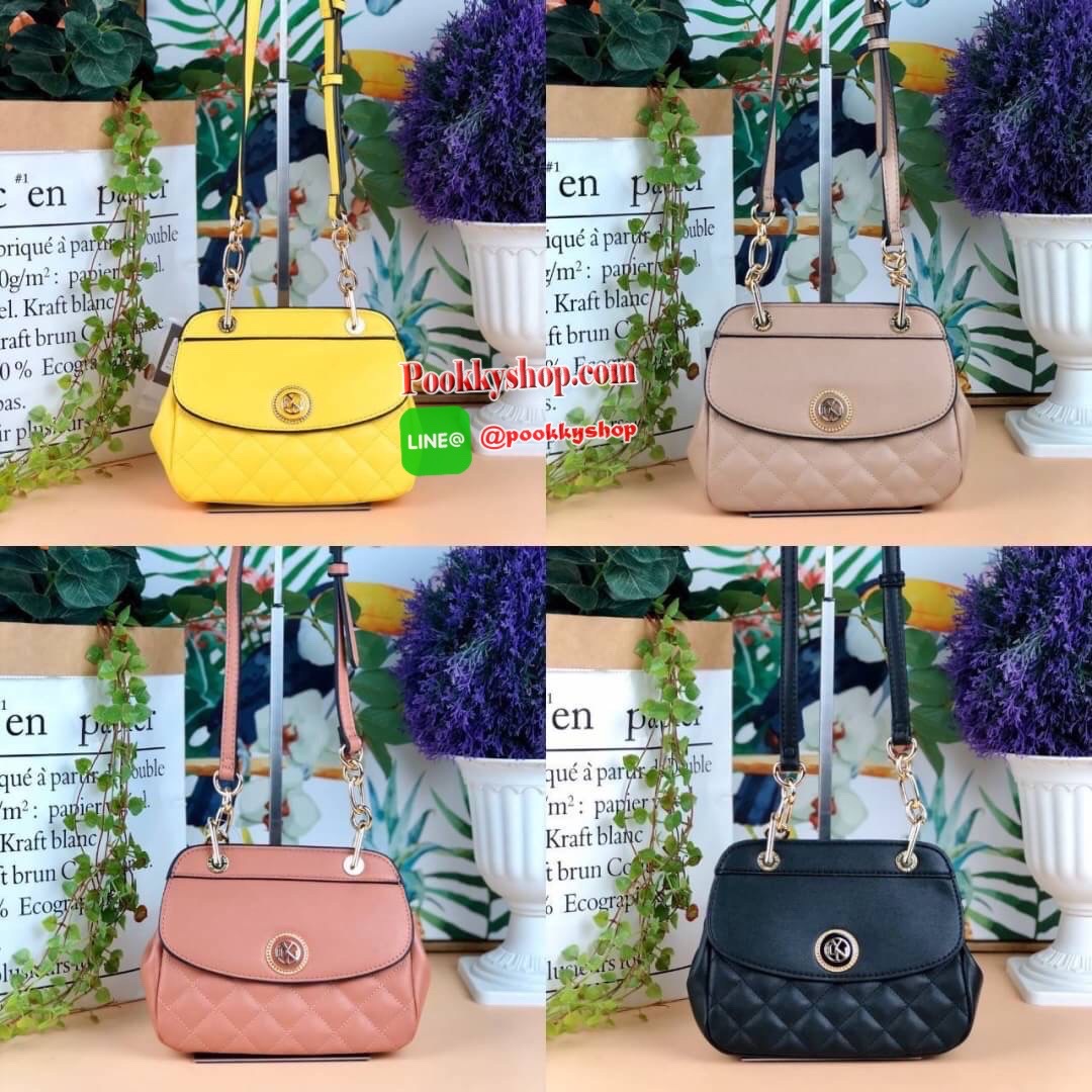 Lyn Crossbody Bag กระเป๋าสะพายครอสบอดี้วัสดุหนังเรียบ แต่งเดินด้ายลายตาราง ด้านหน้ามีโลโก้แบรนด์สวยเด่น ด้านหลังมีช่องเล็กใส่พวกเหรียญ/บัตรได้ เปิดปิดแบบกระดุมแม่เหล็ก ด้านใสบถผ้าแบ่งเป็น 2 ช่องใหญ่ มีช่องซิปเล็ก 1 ช่อง รุ่นนี้ใส่ iPhone plus /กระเป๋าเงิน