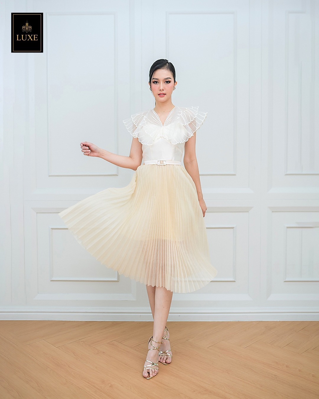 เดรสแฟชั่น เดรสเสื้อคอวีผ้าดัตเชสทวิล ปักลายผีเสื้อสีขาว กระโปรงผ้าออแกนดี้อัดพลีท